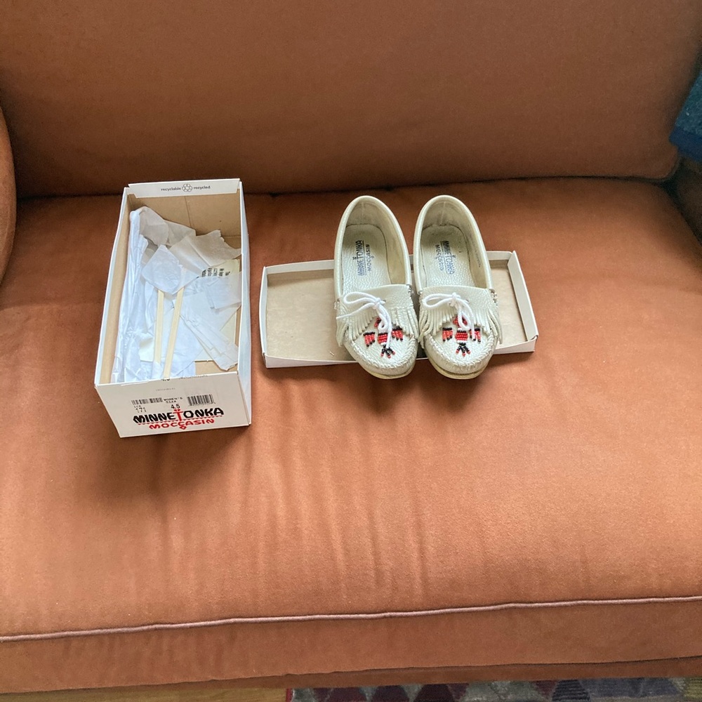 Minnetonka moccasins size 4.5